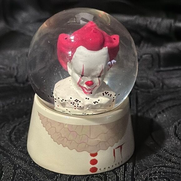 Stephen King. IT  Clown Snow Globe - Picture 1 of 4